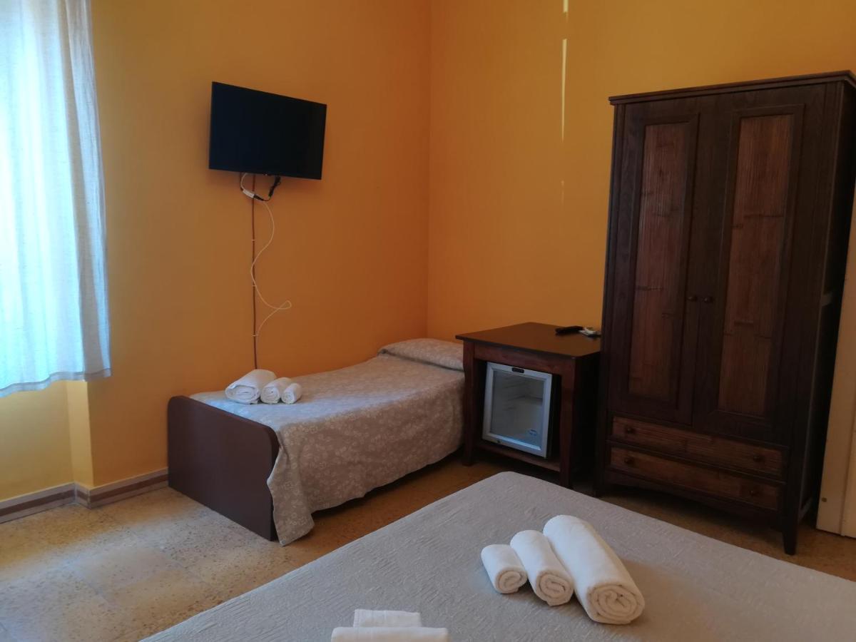 B&B A Due Passi Dal Mare ชิลลา ภายนอก รูปภาพ